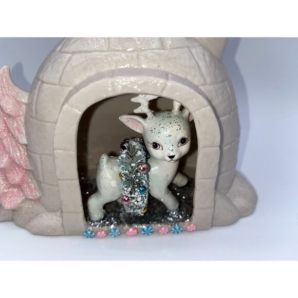 Vintage Ceramic Igloo Diorama Pastel Blue Reindeer With Wreath Pink Tree OOAK - Picture 5 of 16